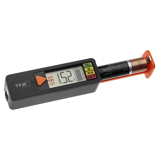 Tester TFA Dostmann BatteryCheck con una pila inserita e il display digitale acceso