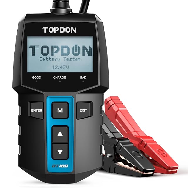 Tester per batterie di veicolo TOPDON BT100 con le pinze attaccate a una batteria d'auto