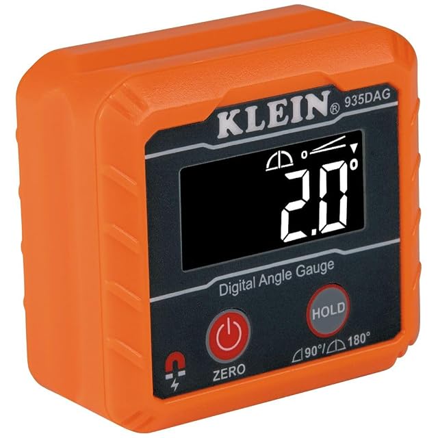 Goniometro digitale Klein Tools 935DAG fissato magneticamente a un tratto di canalina
