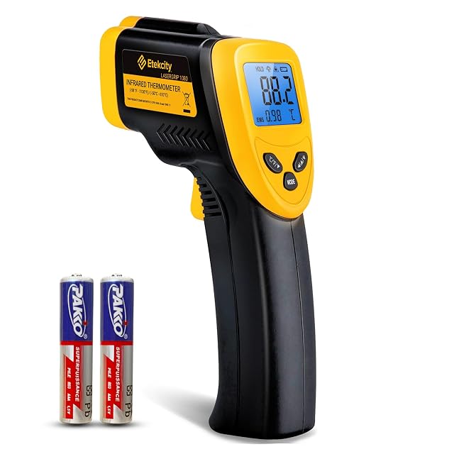 Termometro a infrarossi Etekcity Lasergrip 1080 con il display retroilluminato che mostra una lettura
