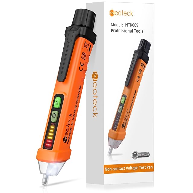 Cercafase senza contatto Neoteck con la punta appoggiata a un cavo e il LED acceso