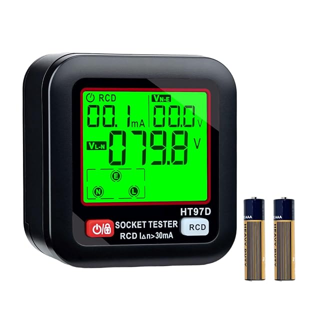 Tester per prese Wigearss inserito in una presa a muro, con l'LCD che mostra una tensione